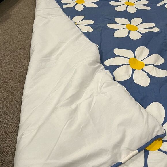 Pottery Barn Daisy Comforter Twin Bedspread - Picture 5 of 6